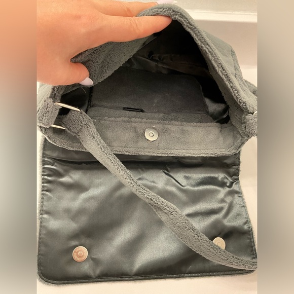 NIP Chanel Beauty Grey Crossbody Bag with Iconic White Logo - Picture 5 of 7